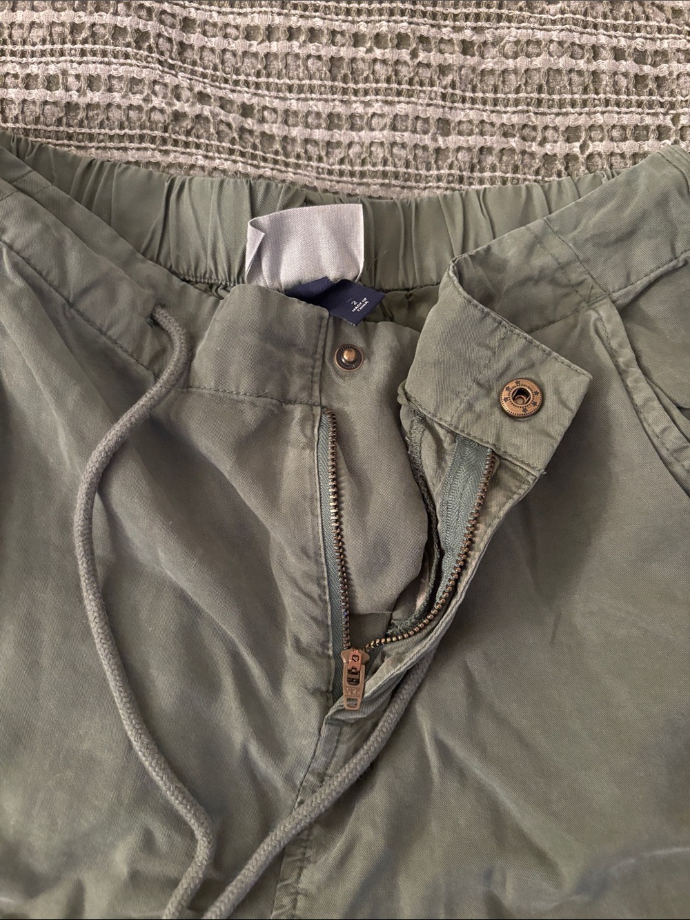 Universal Thread Olive Green Cargo Pants with Drawstring Waist - Picture 4 of 7